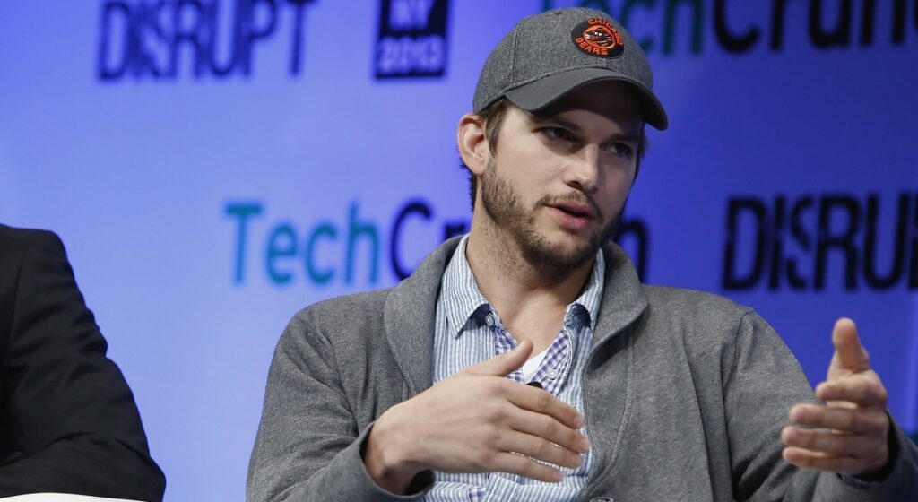 Ashton Kutcher en un evento sobre tecnología - famosos que hablan o compran bitcoin