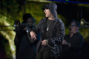 Eminem en un concierto - famosos que hablan de bitcoin