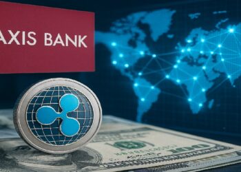 Moneda de Ripple sobre un monton de billetes con un mapa mundi de fondo y el logo de Axis bank.