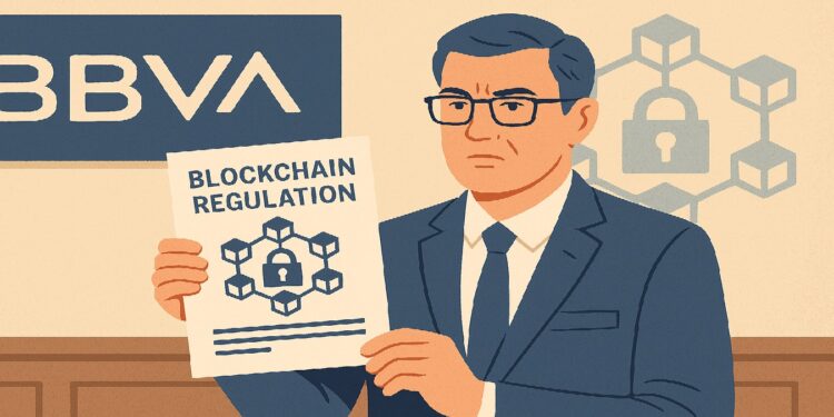 Agente regulador sosteniendo comunicado de regulación blockchain