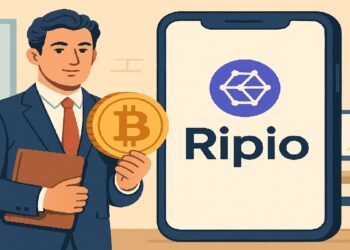 Hombre sosteniendo moneda de Bitcoin frente a un telefono con el logo de Ripio