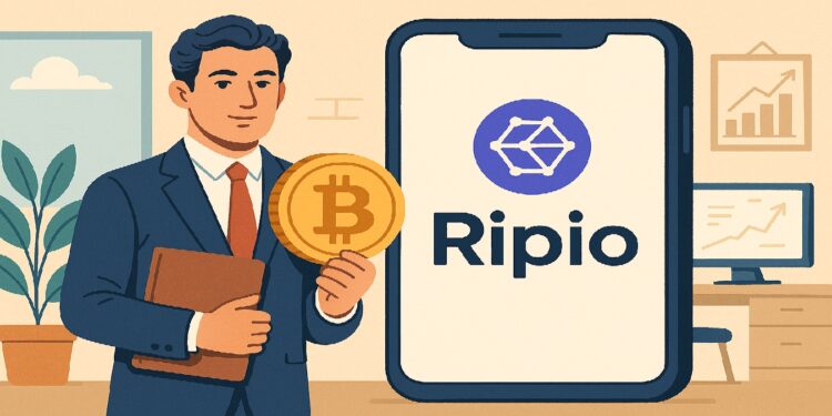 Hombre sosteniendo moneda de Bitcoin frente a un telefono con el logo de Ripio
