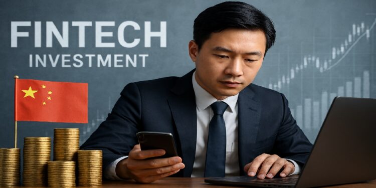 Hombre asiatico viendo la pantalla de una laptop con monedas apiladas al lado.