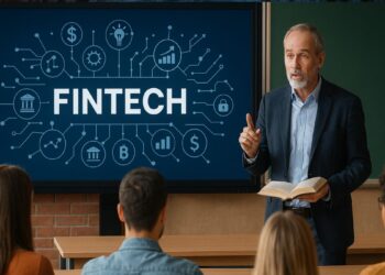 Profesor dando clases de fintech en un salon frente a una pizarra azul.