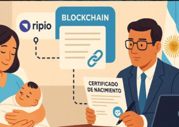 Mujer con hijo recien nacido recibiendo el certificado de nacimiento de un representante de Ripio.