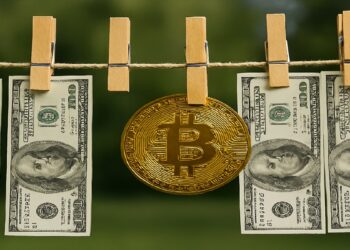 Dolares y moneda de bitcoin colgando de una cuerda para secar ropa.