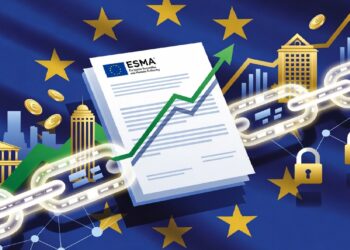 Bandera de la UE detrás de documento de ESMA con flecha ascendente, rodeado de edificios, monedas y cadena digital con candados que evocan regulación y seguridad financiera.