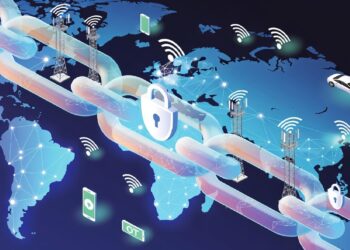 Mapa mundial con cadena y candados atravesándolo, rodeado de antenas, smartphones y auto conectado, simbolizando ciberseguridad y redes globales de comunicación e IoT.