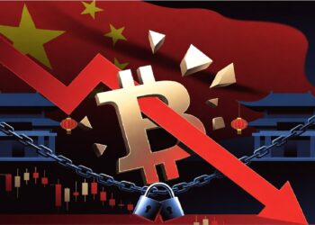 Bandera china detrás de un bitcoin encadenado con flecha roja descendente y gráfico que muestra caída de valor, junto a arquitectura tradicional en tonos intensos.