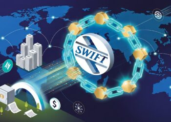 Logo SWIFT rodeado de cadena dorada sobre mapa mundial con símbolos de divisas, junto a gráficos, monedas y documentos que sugieren transferencias financieras internacionales seguras.