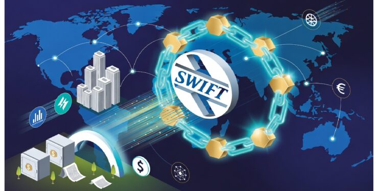 Logo SWIFT rodeado de cadena dorada sobre mapa mundial con símbolos de divisas, junto a gráficos, monedas y documentos que sugieren transferencias financieras internacionales seguras.