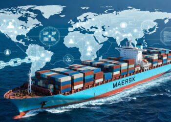 Buque portacontenedores de Maersk avanzando en mar abierto bajo mapa digital semitransparente con iconos conectados, evocando logística global y redes modernas de comercio marítimo.