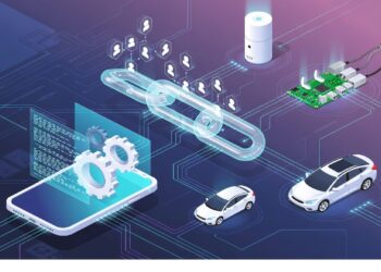 Coches, móvil con hologramas y cadena luminosa conectan usuarios y dispositivos sobre fondo de circuitos azul púrpura, evocando integración IoT y automatización inteligente.
