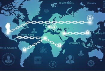 Mapa mundial con regiones resaltadas unidas por cadenas y candados luminosos junto a iconos de negocios y finanzas, evocando redes globales seguras basadas en tecnología digital.