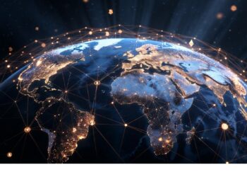 Planeta iluminado con continentes dorados conectados por líneas brillantes sobre fondo oscuro, evocando redes globales de comunicación y flujo digital de información a escala mundial.