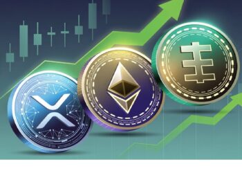 Monedas digitales de Ripple, Ethereum y Huobi frente a un gráfico con velas y una flecha verde ascendente, evocando crecimiento del mercado cripto y tendencias de inversión.