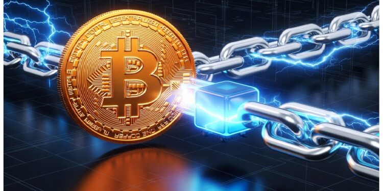 Moneda dorada de Bitcoin unida a cadena metálica con destellos azules sobre fondo oscuro cuadriculado, evocando energía digital y concepto de seguridad en tecnología cripto.