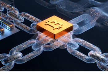 Cubo dorado con símbolo de Bitcoin conectado a cadenas digitales luminosas sobre fondo oscuro, representando una red blockchain y el flujo descentralizado de datos.