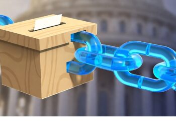 Urna de votación de madera atravesada por cadena digital azul que simboliza blockchain, con edificio gubernamental difuminado al fondo, representando votación segura y sistemas electorales digitales.