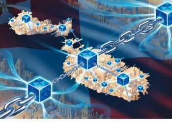 Cadenas metálicas enlazan cubos digitales azules rodeados de energía luminosa frente a una ciudad clásica, simbolizando redes blockchain y su integración en sistemas institucionales.