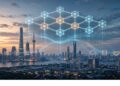 Ciudad moderna al atardecer con rascacielos y río, sobre la que se superpone una red de cubos luminosos e íconos tecnológicos como nube, escudo, base de datos y engranajes, evocando infraestructura digital y conectividad urbana.