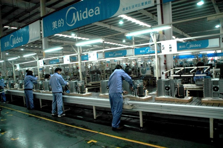 --FILE-- Chinese workers labor on the production line at a Midea air conditioner plant in Wuhan, central Chinas Hubei province, February 4, 2009.

GD Midea Holding Co. said it plans to raise 3 billion yuan (US$439.08 million) via a rights issue to finance the expansion of its business. The home appliance maker intends to issue 189 million shares, equivalent to 10 percent of its current equity interest, at 15.75 yuan each.