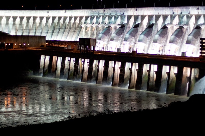 La represa de Itaipú, al este de Paraguay, atrajo a miles de mineros de bitcoin. Fuente: Mik Man / stock.adobe.com