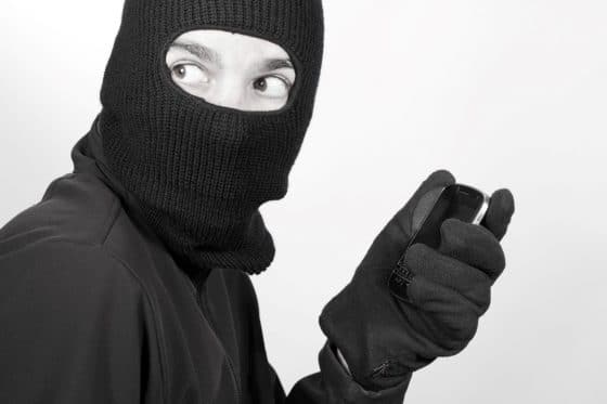 Robó un millón de dólares en criptoactivos con la línea telefónica de su víctima