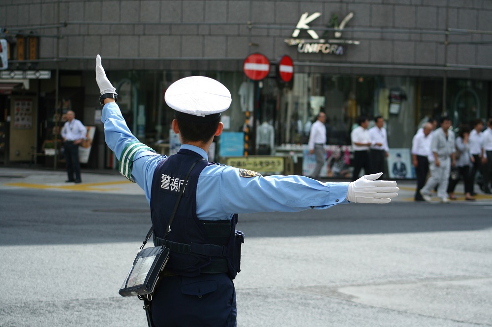 policía-sospechosos-casos-menos