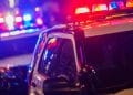Patrullas policiales se observan en primer plano durante un operativo.
