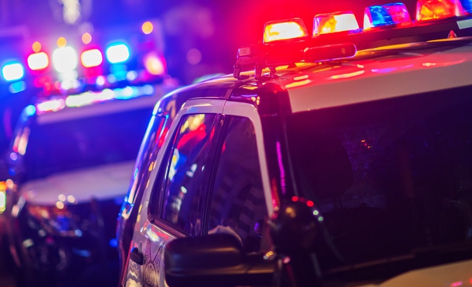 Patrullas policiales se observan en primer plano durante un operativo.