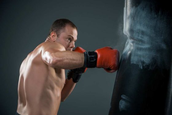 Si no cumples tu entrenamiento, este saco de boxeo dona tus ethers a beneficencia