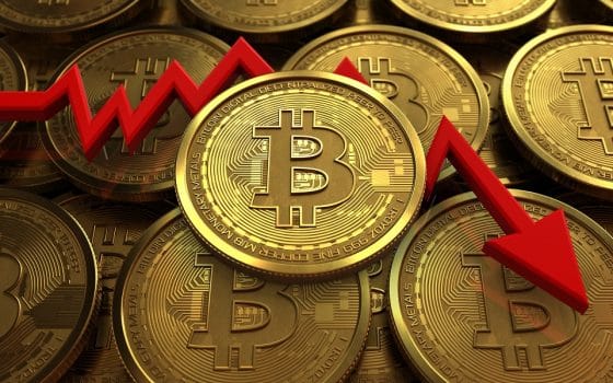Caída repentina del precio de bitcoin coincide con fallas en casas de cambio