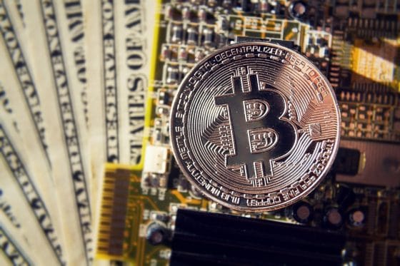 Facebook y caída del dólar: posibles razones del aumento de precio de bitcoin