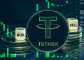 Una moneda virtual con el logo de Tether domina la imagen y al fondo se observan dados con las palabras buy y sell