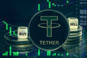 Una moneda virtual con el logo de Tether domina la imagen y al fondo se observan dados con las palabras buy y sell
