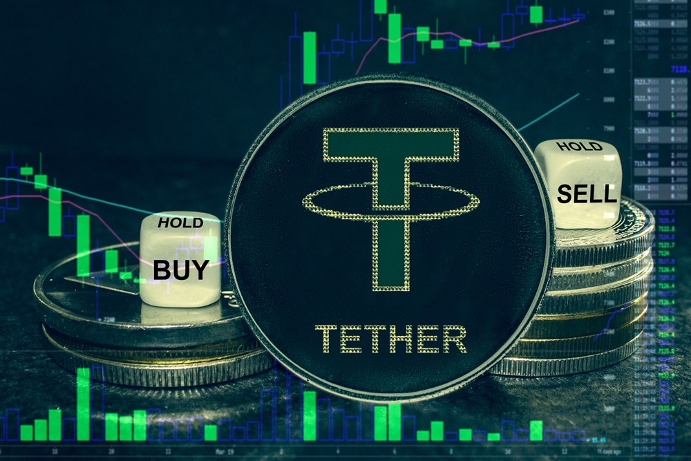 Una moneda virtual con el logo de Tether domina la imagen y al fondo se observan dados con las palabras buy y sell
