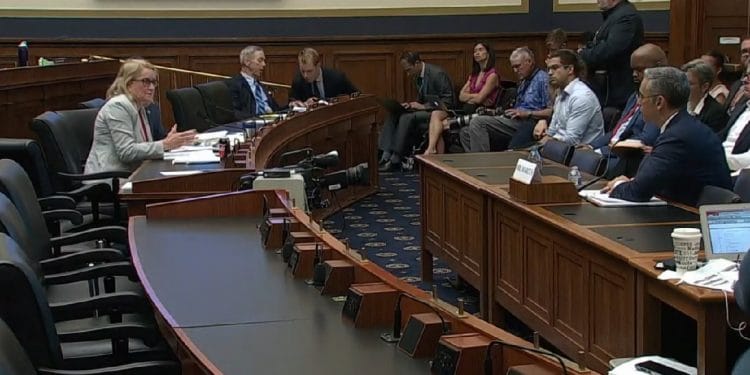 Imagen destacada por Comité de Servicios Financieros del Congreso de Estados Unidos  / Youtube