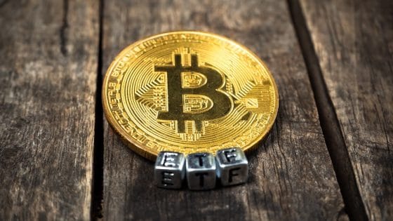 SEC vuelve a retrasar decisiones sobre tres ETF de bitcoin