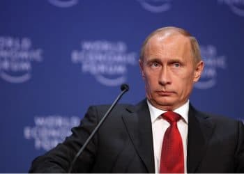 El presidente de Rusia, Vladimir Putin, habla de nuevos sistemas de pagos internacionales que se alejarán del dólar. Imagen destacada por World Economic Forum / flickr.com