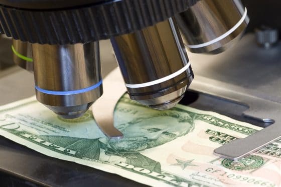 Bajo el ojo del microscopio bitcoin no tiene bacterias, el papel moneda sí