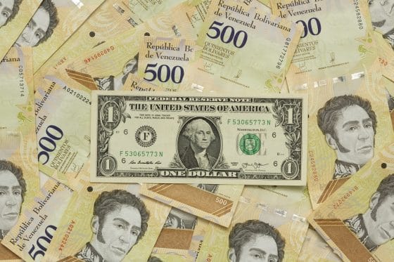 Subsidios en petros estarían presionando precio del dólar paralelo en Venezuela