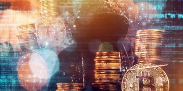 La sombra de una persona difusa al fondo y de frente varias monedas de bitcoin.