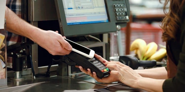 La aplicación permite que los comerciantes puedan cobrar sus artículos en moneda fiduciaria. Fuente: vadymvdrobot/elements.envato.com