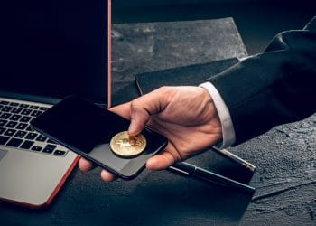 Según la CFTC para que haya entrega real la parte oferente no debe tener  ningún control sobre el activo luego de la transacción. Fuente: master1305/elements.envato.com