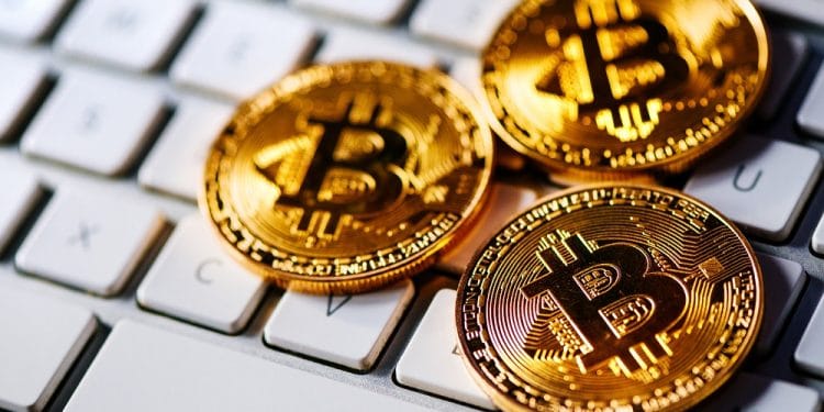 Representación de monedas de bitcoin sobre teclado de computador personal. Fuente: stevanovicigor/elements.envato.com