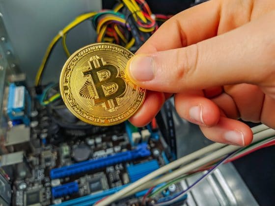 Caída en el precio de bitcoin perjudica la inversión de las granjas en equipos de minería