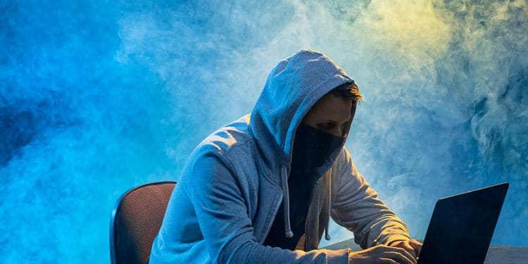 Los hackers adulteraron los mensajes de los canales y solicitaban el envío de criptomonedas a una dirección de BTC. Fuente: master1305/elements.envato.com