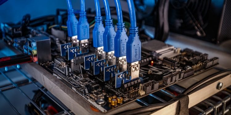 La migración puede estar relacionada con la reciente reducción de dificultad en la red de Bitcoin. Fuente: grafvision/elements.envato.com