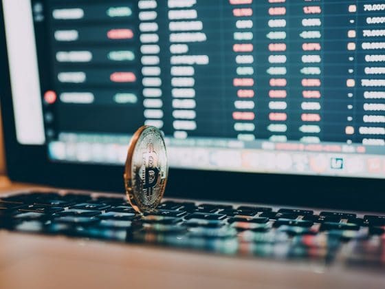 Precio de bitcoin sigue impulso alcista y se desacopla del mercado bursátil